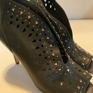 Vince Camuto leather peep toe ankle booties. Size 8 NWOT